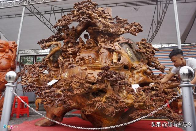 越南农民用珍贵沉香木雕刻巨型弥勒佛，在集市标35万元高价出售