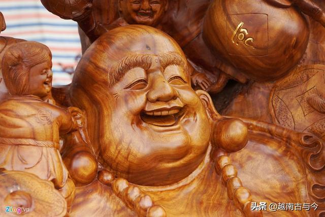越南农民用珍贵沉香木雕刻巨型弥勒佛，在集市标35万元高价出售