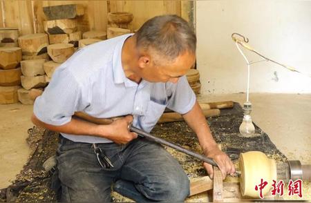 新疆木雕大师：将传统技艺融入现代生活