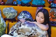 长春的美女在上海：四年内收集了500多块玉石，坚决不出售